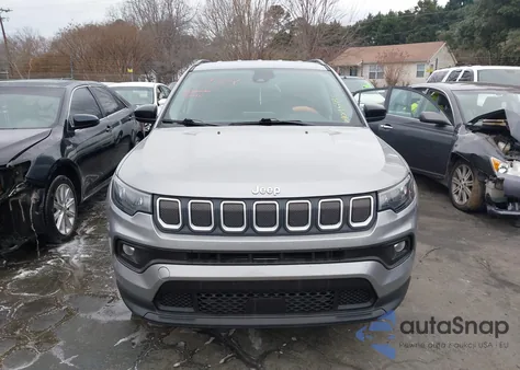 2022 Jeep Compass Latitude 4X4 z USA, uszkodzony, nr VIN 3C4NJDBB7NT133230